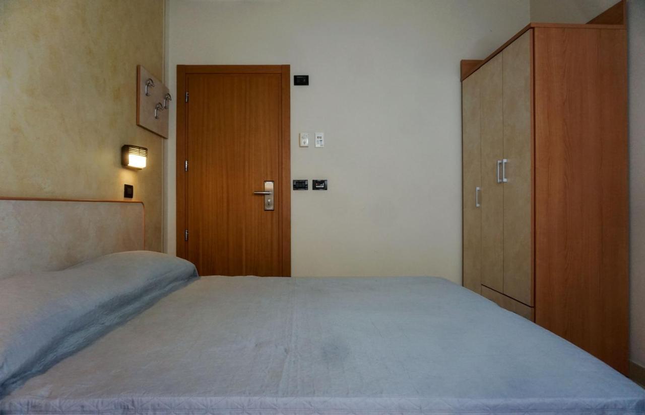 Hotel Londra Rimini Buitenkant foto