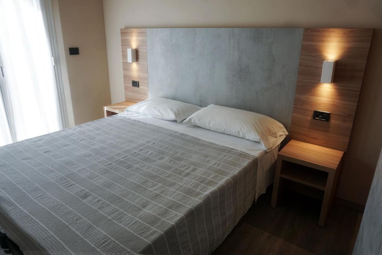 Hotel Londra Rimini Buitenkant foto